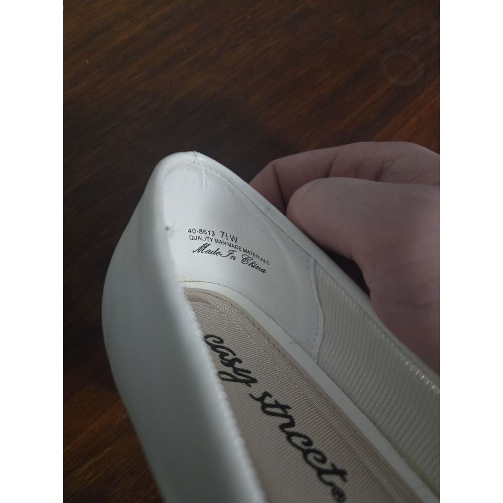 Easy Street Women's White Comfort Flats with Ruched Knot Detail Size 7 1/2 - Picture 2 of 2